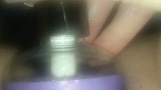 Inserção do frasco de lubrificante - masturbação feminina