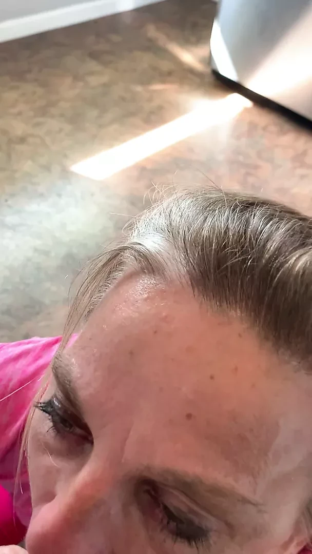 MILF chupando mi polla en la hora del almuerzo parte 2 cum en su boca