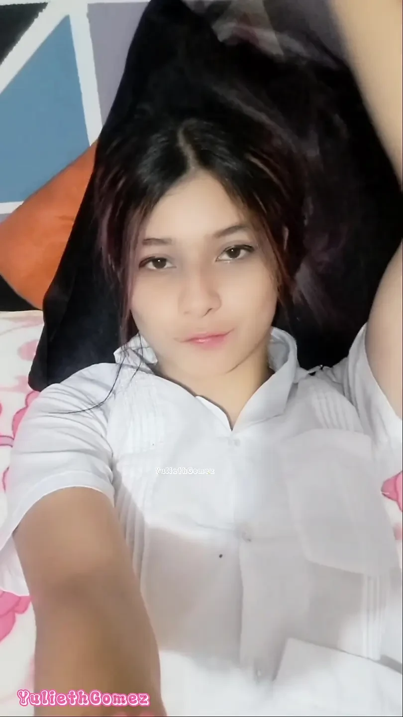 18 岁女大学生在她的房间里抚摸她的阴道