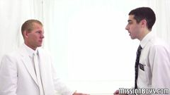 Twink mormon muda menyebalkan ayam pendeta mentah dalam video terlarang