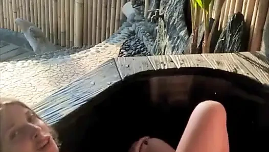 Fick junges paar veranda im freien