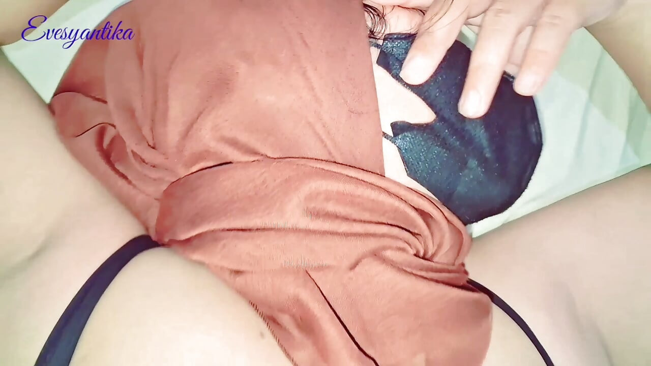 Vaayaral!! indoneshiyaee guda larki, ojol sundar mahila guda par hijaab pahne hue aur pet par aur choot men baar-baar krot hone tak kamabakht choot