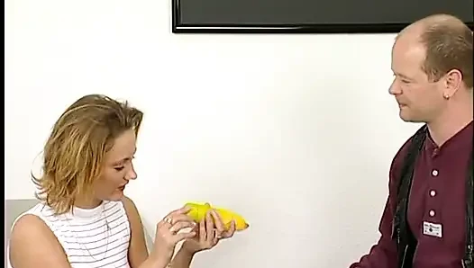 Sarışın hatun büyük bir dildo emiyor ve sonra dövmeli amına sokuyor