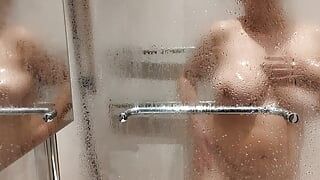 Betrapte mijn rondborstige stiefzus onder de douche