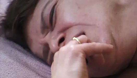 Wajah Ahegao Mengerang Saat Berciuman Penuh Gairah