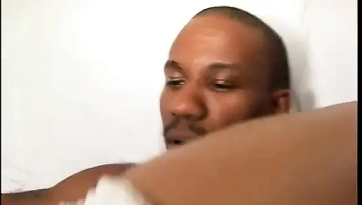 Muhteşem hatun ıslak amcığının büyük bir sert yarakla sikilmesinin tadını çıkarıyor