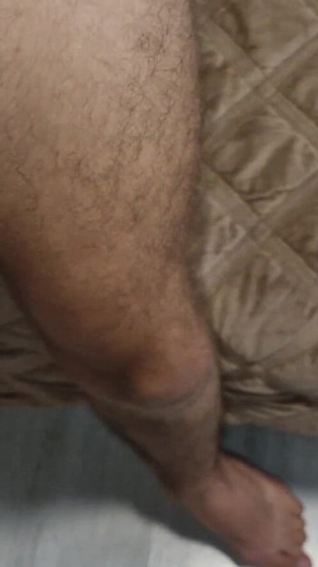 在鸡巴上飞溅精液，年轻的皮条客喜欢精液，所以吃吧。 | 短片 1