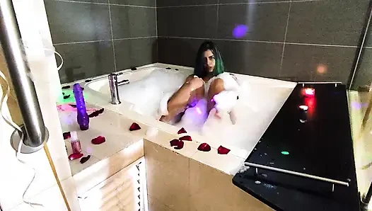 Köpük ve gül yaprakları ile küvette romantik ve ıslak mastürbasyon.