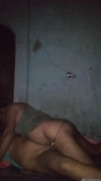 Bhabhi ne apni chut me mall under dalbaya