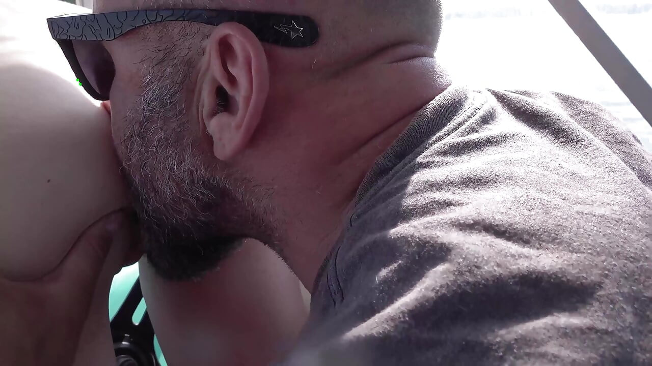 قطعة كبيرة عجوز الملاعين امرأة سمراء شابة موشومة ومثقوبة على قاربه