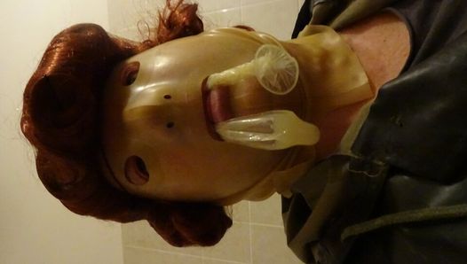 Mascarada peruca vermelha pervertida látex preservativo Bessy e bota de borracha lamber anal cavalgando vibrador preto