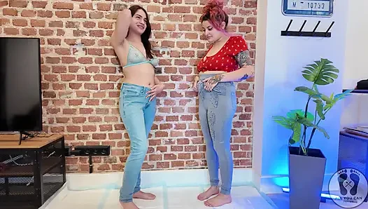 Rebeca Addams und Ana Spears pinkeln auf jeans zeigen