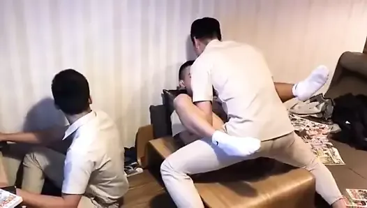 Chińscy młodzi chłopcy po pracy trójkę