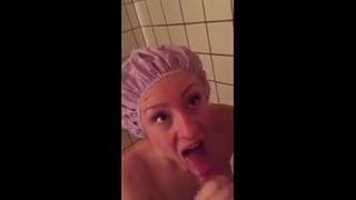 Unglaublicher Blowjob unter der Dusche