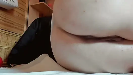 Ibumu pamer pantat dan memeknya yang berbulu sambil kencing dengan memeknya lebar-lebar