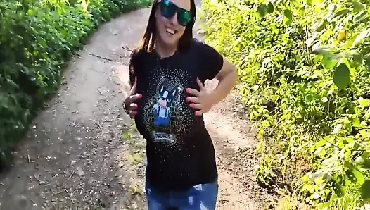 Üvey kız kardeş yeni arabada ve ormanda eğleniyor. Yabancının yarağını emerken neredeyse yakalanıyor