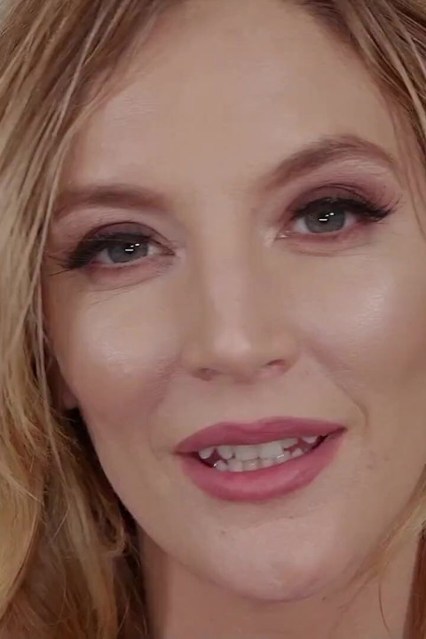 Mona Wales'i gösteren Mona'nın ahlaksız sürtüğü