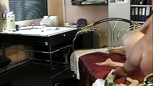 Zwei geile lesben sind glücklich, sex miteinander zu haben