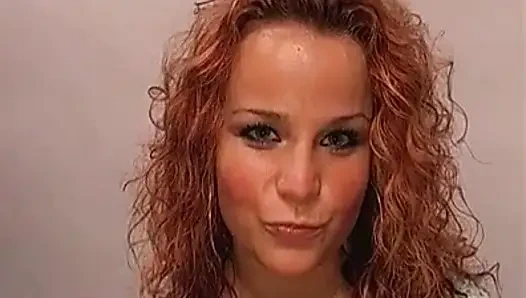 Рыжая шлюшка глубоко заглатывает, скачет в анал и глотает сперму в круглой ванне