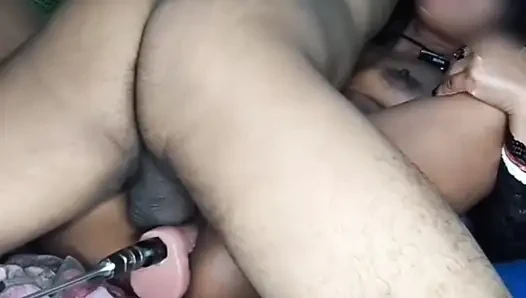 Yenge Aynı Anda Hem Kalın Yarak Hem De Dildo Tarafından Sikiliyor.