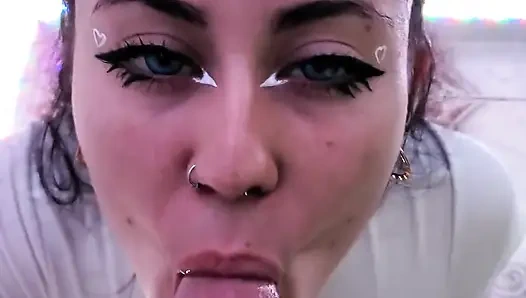 Колумбийская милашка заставляет меня кончить на ее маленькие сиськи, она обожает мою сперму!