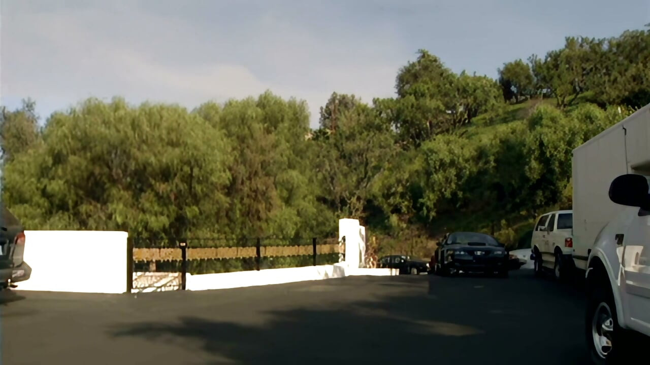 זונה לטינית נמתחת לרווחה כשהיא מקבלת זין בתחת