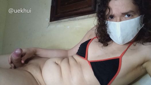 Transvestit masturbiert seinen Schwanz auf dem Bett - uekhui