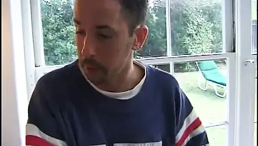 Geiler typ darf einen geekigen cheerleader-teenager auf dem sofa hämmern