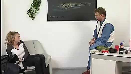 Sarışın genç kız dildolarla dolu odada amını parmaklıyor