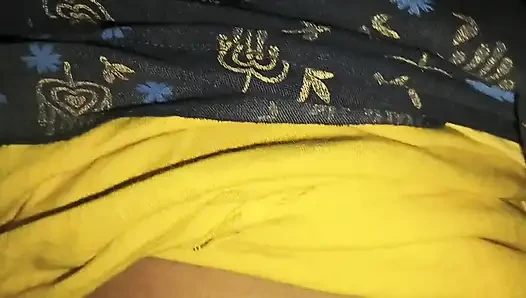 Aku meluncurkan celana dalam adik iparku dan celana ketat dan menggosok memek dan pantatnya, memek basah menjadi