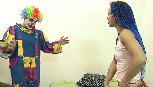 Eine ungewöhnliche cosplay-fickerie zwischen einem markanten blauen haar und einem armseligen horndog-clown