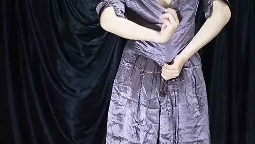 Ein junges Mädchen probiert gerade neue Dessous an