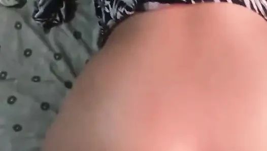 Tante seksi ini dientot sama tetangganya sendiri di musim semi