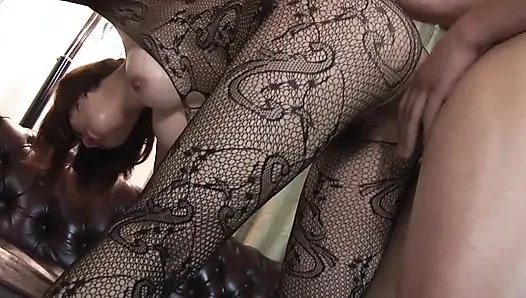 Baştan çıkarıcı esmer hatun titreşimli ve patlayıcı yüze boşalma için sikiliyor