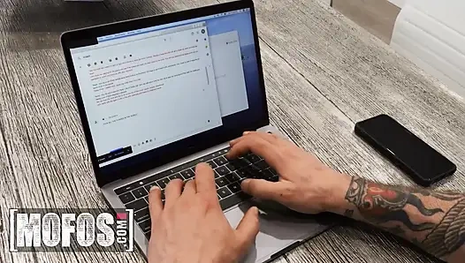 MOFOS - стройная Catalina Ossa глубоко заглатывает член Cyrus, делает его твердым в скале и жаждет трахнуть ее