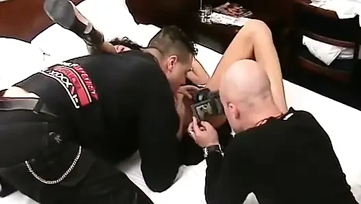 Atılımı olan ve çok kaltak olan bir esmer otel odasına dönüşüyor.