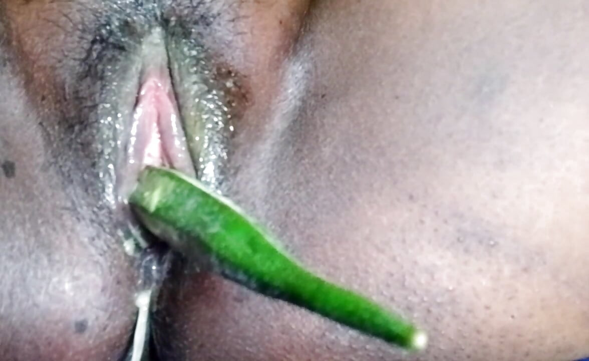 زوجة الأب التاميلية سيدة تلعق الأسود القذر بإصبع 💦