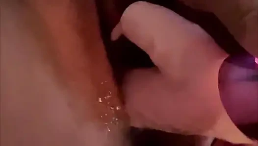 Aku nggak bisa berhenti ngentot mainan seksku, jadi dia malah crot di mulutku!