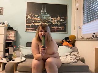 Une fille amputée se baise avec un concombre