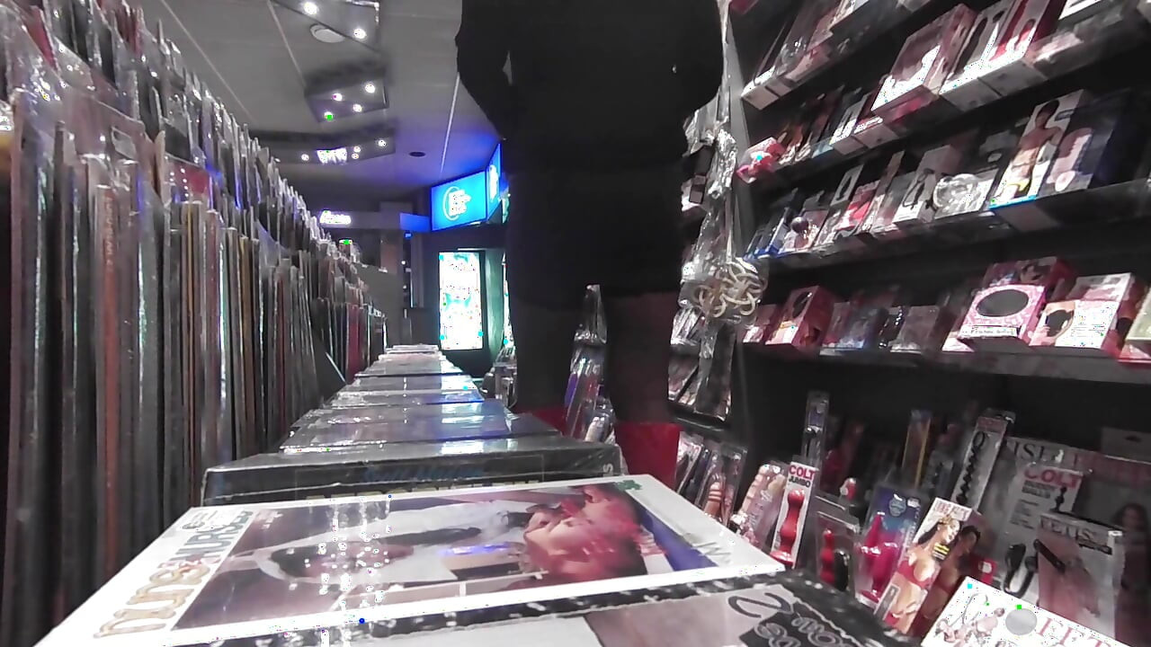 Stilettos'ta, çoraplı ve mini etekli seks dükkanında ve sonra kıyafetle otele dönüyor