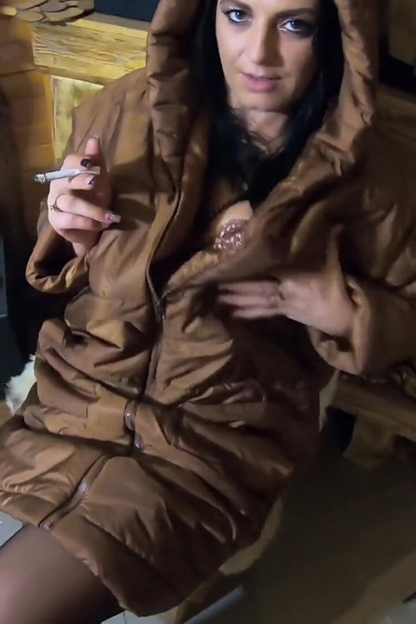 Fumer et beaucoup de sperme sur ma longue veste brun clair 181