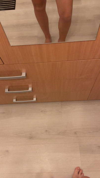 Ceketimi çıkarıyorum tamamen nasıl çıkardığımı görmek için onlyfans'ıma abone ol