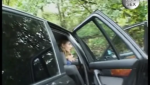 Versaute deutsche blondine zeigt ihren körper