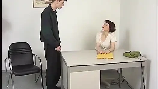 Edepsiz kızıl saçlı sekreter kahve yerine sakso çekiyor ve götünü yalatıyor