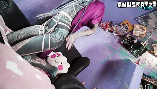 Татуированная богиня с живой глубокой анальной игрушкой мастурбирует