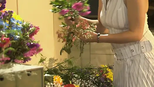 Kedua lubang cewek hot rambut pirang dengan toket besar alami ini dientot habis-habisan