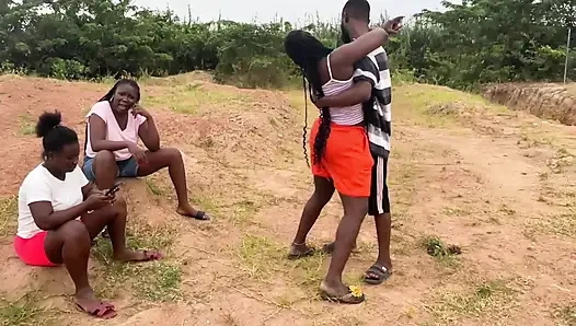 EINE JUNGE 19-JÄHRIGE NIGERIANISCHE MÄDCHEN UND JUNGS GEHEN ZUM FICKEN