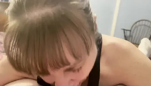 Cewek sange ini lagi asik nyepong dan telan sperma kalian semua!