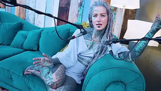 Aku berbicara tentang N - Needed - ASMR podcast SFW berbicara gadis kurus gothic bertato rambut gimbal