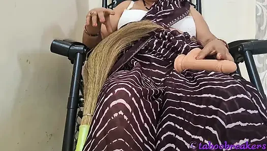 Pembantu nakal ini lagi asik ngentot memek pembantunya yang lagi sange berat